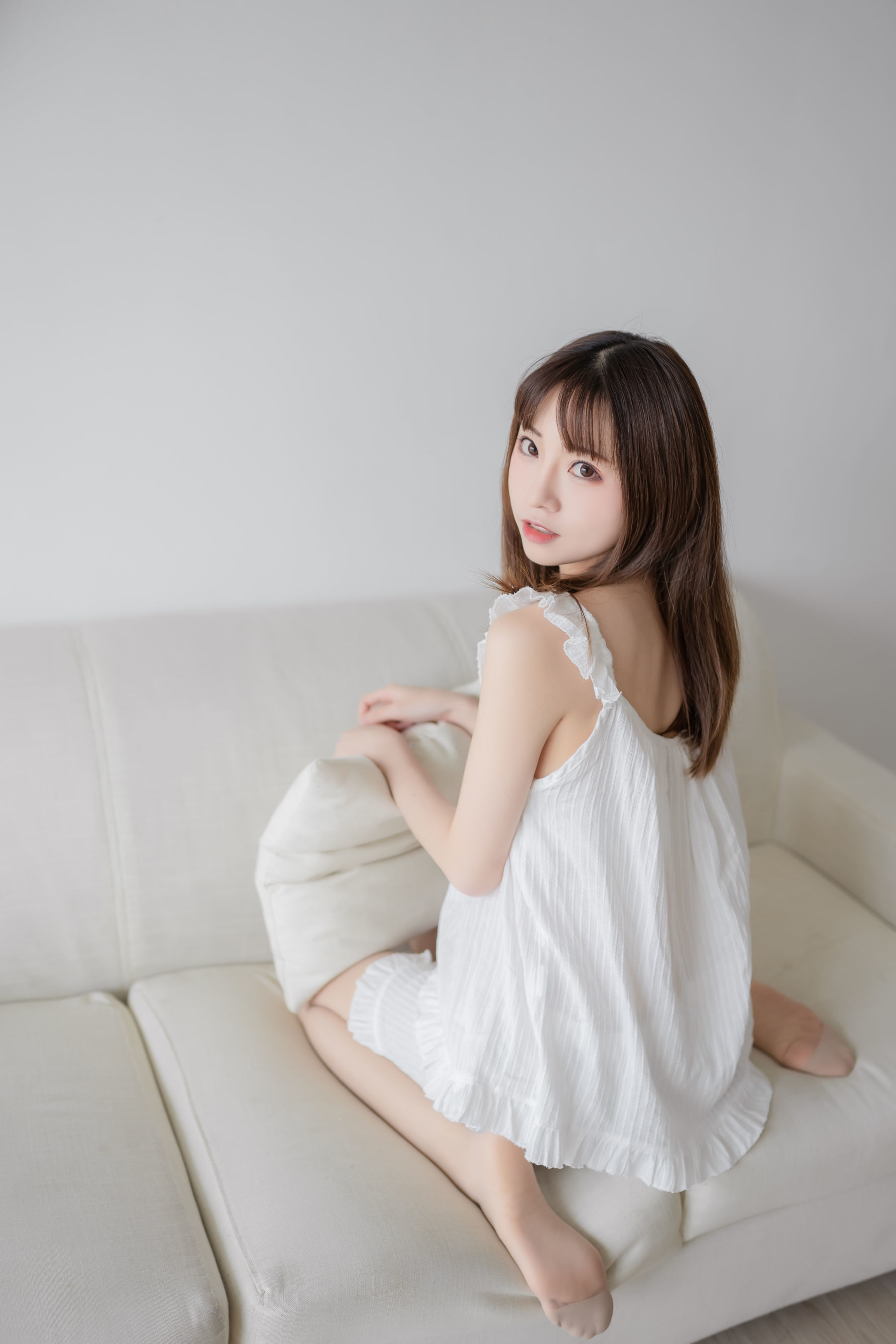 动漫博主Kitaro_绮太郎 – 白色睡衣 Cosplay-第8张
